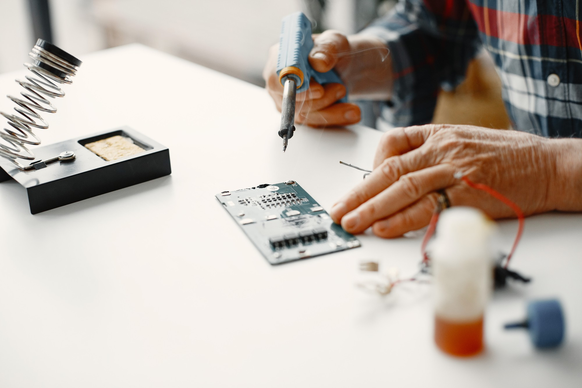 Repairing an electric board with a soldering gun