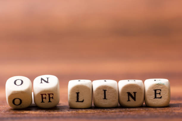 Six dice with online/offline written on them