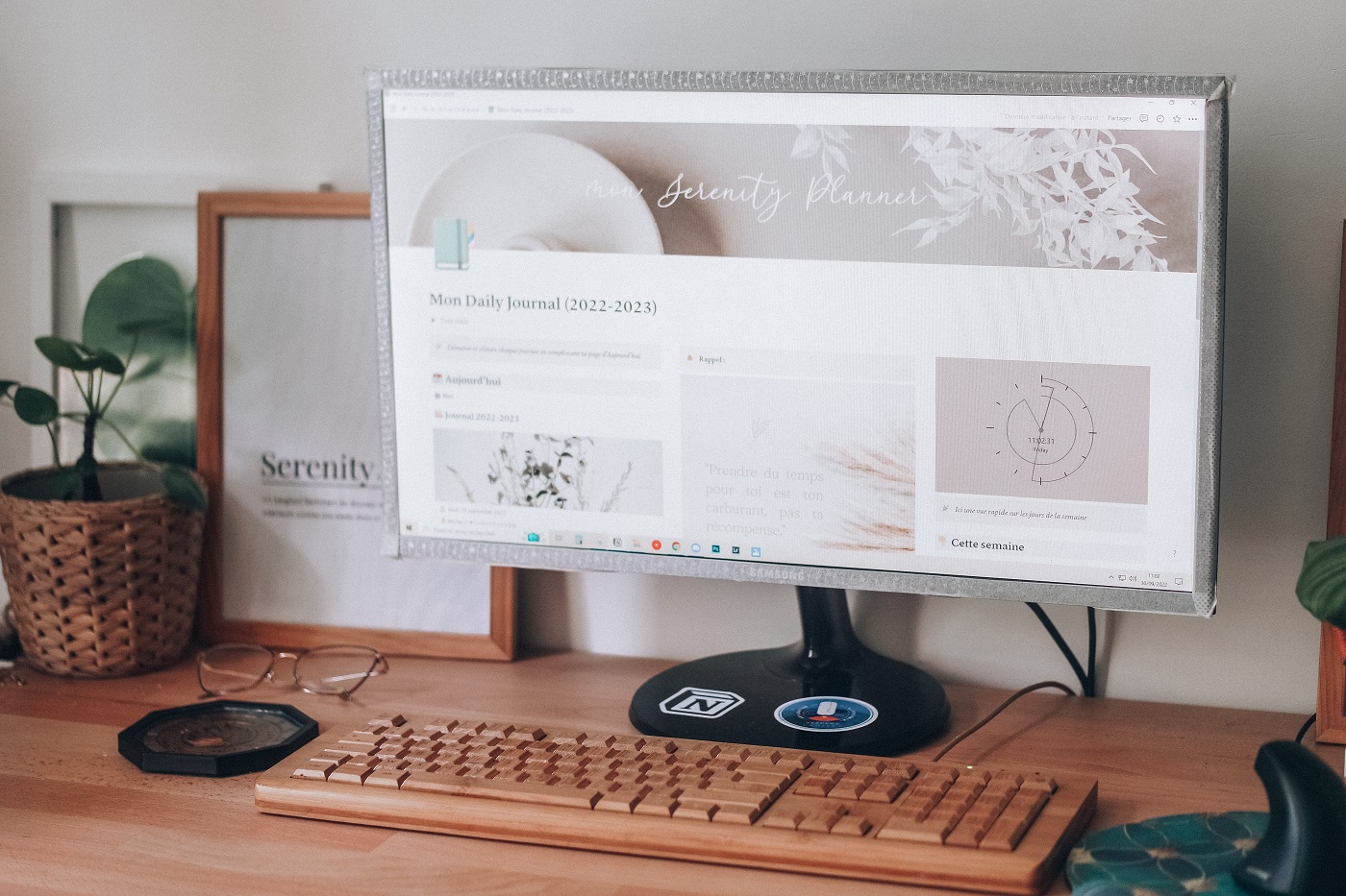 Customized keyboard with a screen